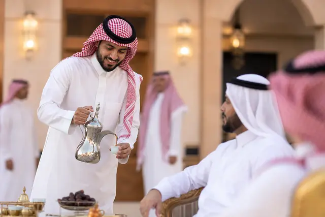قهوجي مكه: دليل اختيار ضيافة مرتبة تليق بمناسبتك
