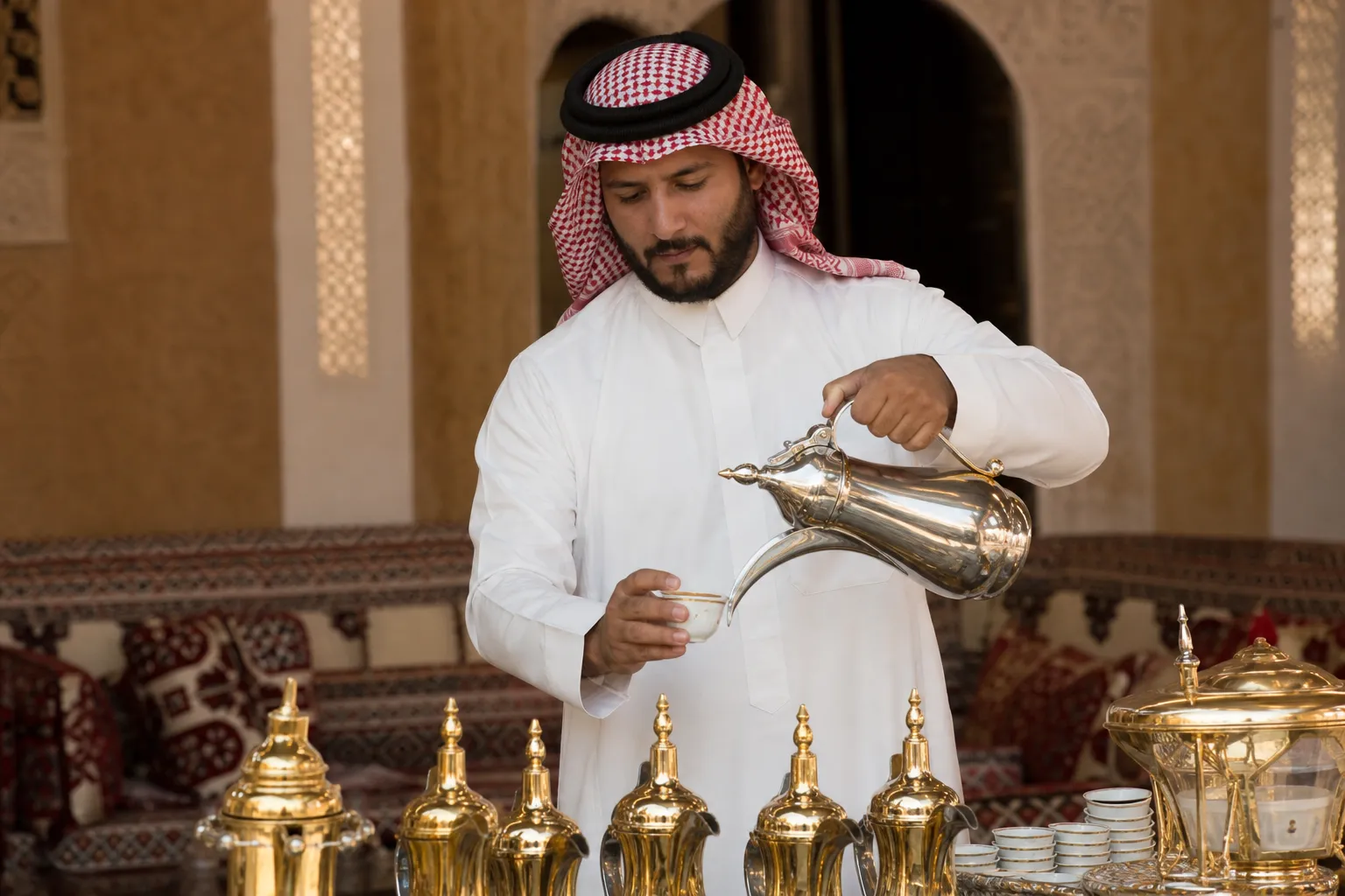 قهوجين للمناسبات في الرياض والعمارية: دليل الضيافة من التجهيز إلى التقديم