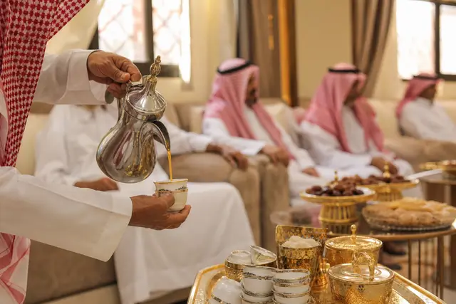قهوجي المدينة: دليل ضيافة مرتبة من الاستقبال إلى ختام المناسبة