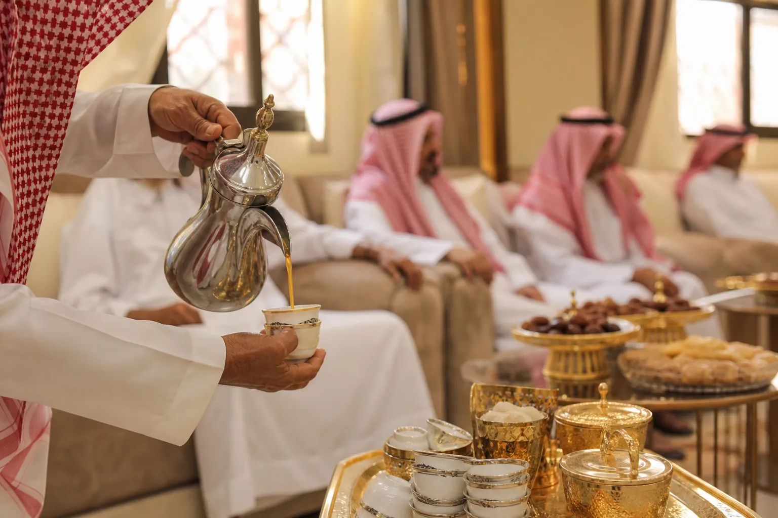 قهوجي المدينة: دليل ضيافة مرتبة من الاستقبال إلى ختام المناسبة